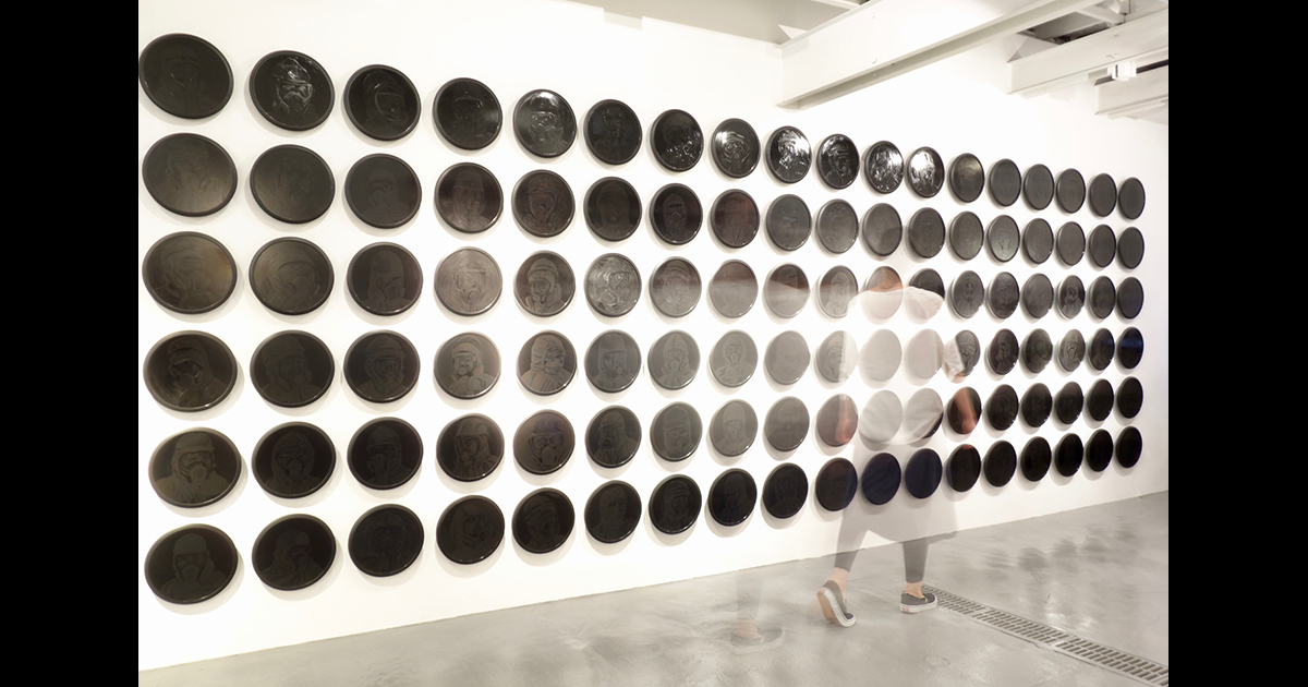 平川恒太《Black color timer》 2016-2017 Acrylic ,glass primer and oil on radio-controlled clock